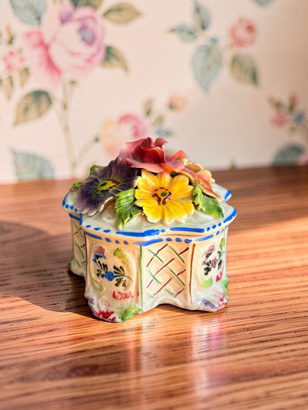 Vintage Italy Capodimonte Style Porcelain Floral Trinket Box Applied Flowers